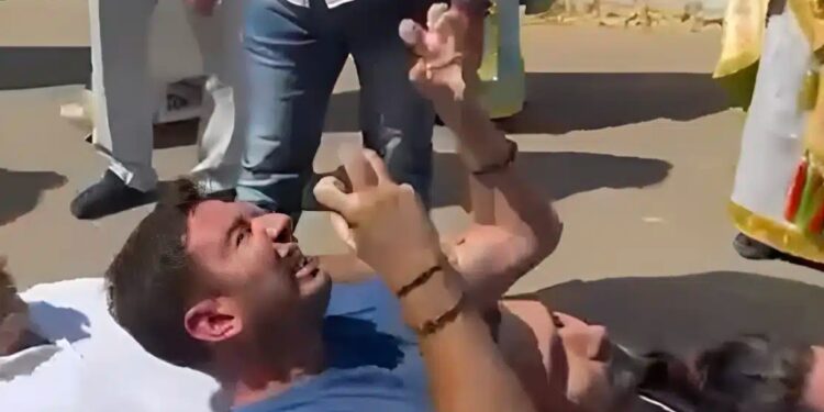 Alldaynews.gr Κεφαλονιά: Η λιτανεία του Αγίου Γερασίμου, η λαοθάλασσα πιστών και το… απρόοπτο με τον «δαιμονισμένο»