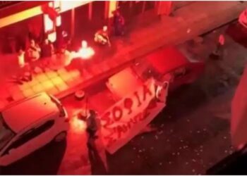 Τρομερή καντάδα: «Σοφία σε αγαπώ» – Με πυρσούς και Βασίλη Καρρά