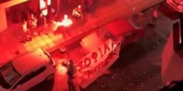 Τρομερή καντάδα: «Σοφία σε αγαπώ» – Με πυρσούς και Βασίλη Καρρά