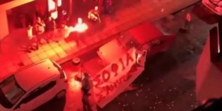 Τρομερή καντάδα: «Σοφία σε αγαπώ» – Με πυρσούς και Βασίλη Καρρά