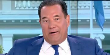 Alldaynews.gr Ξέσπασε στον αέρα ο Άδωνις: «Μα θα απολογηθώ γιατί μαυρίζει το δέρμα μου; Έλεος»