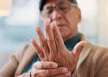 Η ύπουλη ασθένεια που απειλεί και τους άνδρες – Ποιες οι σοβαρές συνέπειες