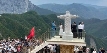 Alldaynews.gr Η Αλβανία απέκτησε για πρώτη φορά στην ιστορία της άγαλμα του Ιησού Χριστού