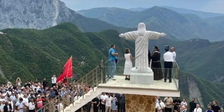 Alldaynews.gr Η Αλβανία απέκτησε για πρώτη φορά στην ιστορία της άγαλμα του Ιησού Χριστού