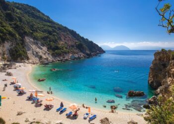 Ζητάνε εισιτήριο 10 ευρώ σε δημόσια παραλία – Τι καταγγέλλουν κάτοικοι και τουρίστες – Τι απαντά ο Δήμος (video)