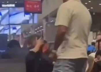 Άνδρας χαστουκίζει γυναίκα στο αεροδρόμιο για τη θέση δίπλα στη γυναίκα του – «Σήκω αλλιώς θα σε σηκώσω»