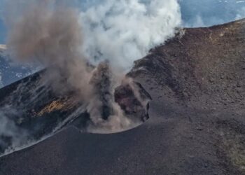 Αίτνα: Εντυπωσιακές εικόνες από τη νέα έκρηξη του ηφαιστείου – Ροή λάβας σε υψόμετρο 3.000 μέτρων