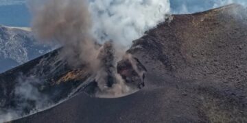 Alldaynews.gr Αίτνα: Εντυπωσιακές εικόνες από τη νέα έκρηξη του ηφαιστείου – Ροή λάβας σε υψόμετρο 3.000 μέτρων