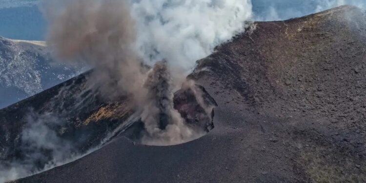 Alldaynews.gr Αίτνα: Εντυπωσιακές εικόνες από τη νέα έκρηξη του ηφαιστείου – Ροή λάβας σε υψόμετρο 3.000 μέτρων