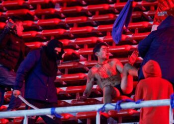 Alldaynews.gr Σκηνές αγριότητας: Σκληρά επεισόδια, συμπλοκές, τραυματίες και πτώση οπαδού από το πάνω διάζωμα!