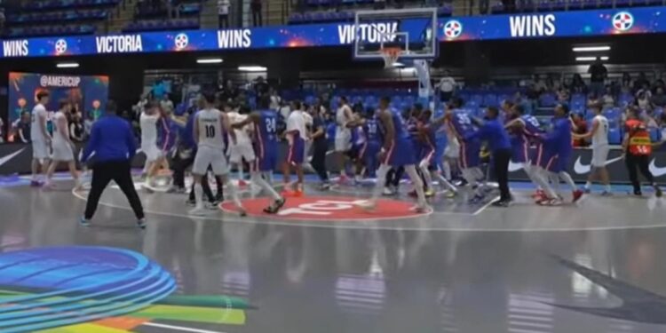 Απίστευτο ξύλο σε αγώνα μπάσκετ της Εθνικής Αργεντινής: Μπουνιές στο κέντρο του παρκέ