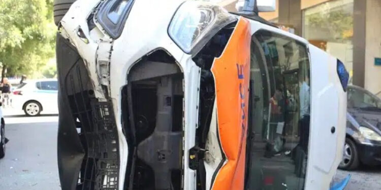 Alldaynews.gr Πέθανε ο ασθενής μετά την ανατροπή του ιδιωτικού ασθενοφόρου στο Γουδί