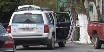 Alldaynews.gr 40χρονος δολοφόνησε την 36χρονη σύζυγό του μπροστά στα μάτια των παιδιών τους και τράπηκε σε φυγή  – «Είδα τον μπαμπά»