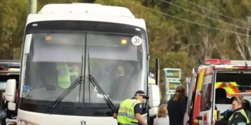 Alldaynews.gr Σχολικό λεωφορείο με 28 μαθητές έχασε την στροφή και ανετράπη – Νεκρό ένα παιδί και δεκάδες τραυματίες