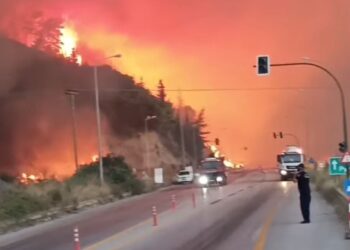 Εκτός ελέγχου το πύρινο μέτωπο – Εκκενώνεται η Κάτω Αχαΐα – Δείτε συγκλονιστικά βίντεο