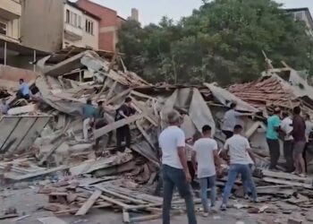 ΝΕΟΣ ΜΕΓΑΛΟΣ ΣΕΙΣΜΟΣ – ΤΑΡΑΚΟΥΝΙΕΤΑΙ Η ΚΩΝΣΤΑΝΤΙΝΟΥΠΟΛΗ – ΠΕΦΤΟΥΝ ΚΤΙΡΙΑ