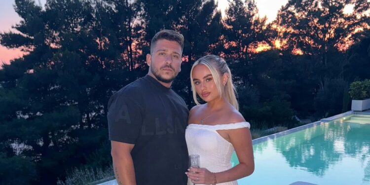 Alldaynews.gr Διακοπές Βρετανίδας μετατράπηκαν σε «ιστορία Mamma Mia» – Ερωτεύτηκε Έλληνα και τώρα ζουν μαζί