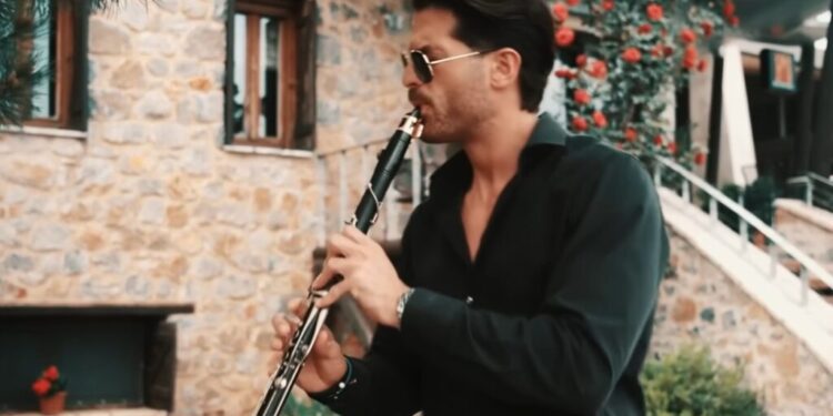 Alldaynews.gr Άλλος άνθρωπος: Έτσι είναι σήμερα ο Άρης Μουγκοπέτρος, λίγο καιρό μετά το ατύχημα που του «στοίχισε» 2 δάχτυλα