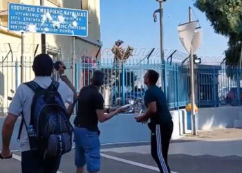 Με συνθήματα και κεσεδάκια με τζατζίκι υποδέχτηκαν οι διαδηλωτές του ΠΑΜΕ το ισραηλινό κρουαζιερόπλοιο «Crown Iris»