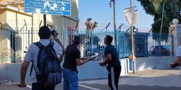 Alldaynews.gr Με συνθήματα και κεσεδάκια με τζατζίκι υποδέχτηκαν οι διαδηλωτές του ΠΑΜΕ το ισραηλινό κρουαζιερόπλοιο «Crown Iris»