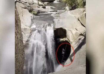 Παρέμεινε εγκλωβισμένος μέσα σε σπηλιά για 2 ημέρες: Δείτε βίντεο από τη δραματική διάσωσή του