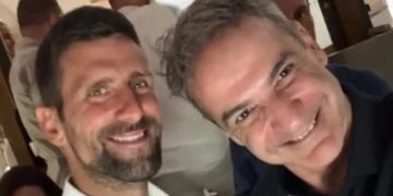 Alldaynews.gr Ο Νόβακ Τζόκοβιτς και ο Κυριάκος Μητσοτάκης έβγαλαν selfie στην Τήνο