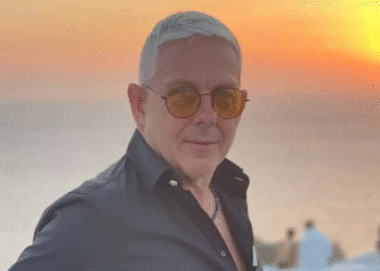 Alldaynews.gr «Τώρα ξεκίνησαν να αγοράζουν και φουλ Κυκλάδες»: Το ξεπούλημα που έκανε έξαλλο τον Τάσο Δούση