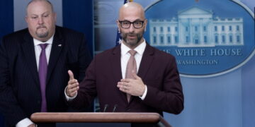 Alldaynews.gr «Αρκετά πια!»: Παραιτήθηκε ο Έλληνας επικεφαλής εμβολιασμών στις ΗΠΑ