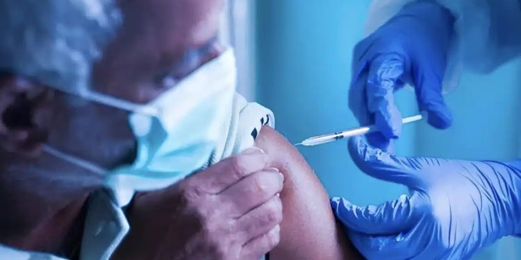 Έρχεται «τσουνάμι» αγωγών για τα υποχρεωτικά εμβoλια του κορωνοϊού