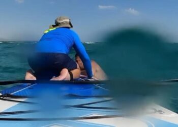 «Ήταν εξαντλημένος, έπινε νερό από τη θάλασσα», λέει ο άνδρας που έσωσε με το SUP πατέρα και παιδιά