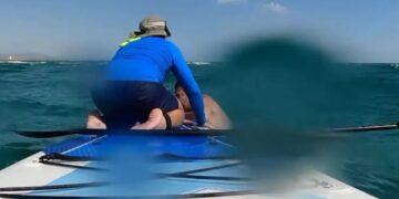 «Ήταν εξαντλημένος, έπινε νερό από τη θάλασσα», λέει ο άνδρας που έσωσε με το SUP πατέρα και παιδιά