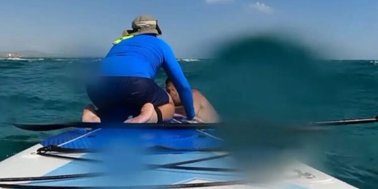 «Ήταν εξαντλημένος, έπινε νερό από τη θάλασσα», λέει ο άνδρας που έσωσε με το SUP πατέρα και παιδιά