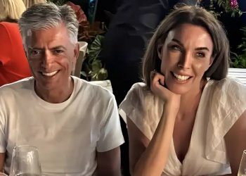 Ιέρεια του στυλ η Τατιάνα Στεφανίδου – Εμφανίστηκε με λευκό σανδάλι 610 ευρώ για να φάει παϊδάκια