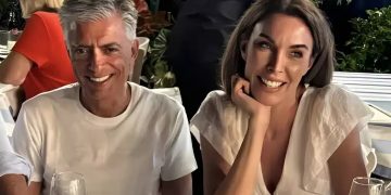 Alldaynews.gr Ιέρεια του στυλ η Τατιάνα Στεφανίδου – Εμφανίστηκε με λευκό σανδάλι 610 ευρώ για να φάει παϊδάκια