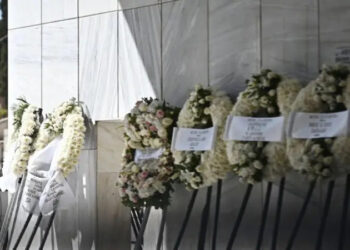 Το τελευταίο «αντίο» στη Λένα Σαμαρά: Βαρύ το κλίμα στο Α’ Νεκροταφείο – «Τα λόγια φτωχά» το στεφάνι του πρωθυπουργού