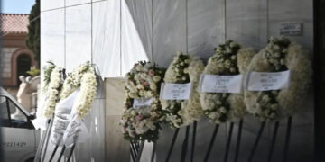 Το τελευταίο «αντίο» στη Λένα Σαμαρά: Βαρύ το κλίμα στο Α’ Νεκροταφείο – «Τα λόγια φτωχά» το στεφάνι του πρωθυπουργού