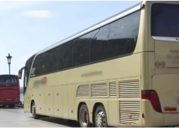 Ανήλικοι πέταξαν πέτρες σε τουριστικό λεωφορείο – 3 τραυματίες, στο νοσοκομείο ο οδηγός