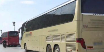 Ανήλικοι πέταξαν πέτρες σε τουριστικό λεωφορείο – 3 τραυματίες, στο νοσοκομείο ο οδηγός