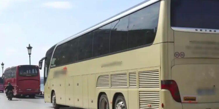 Ανήλικοι πέταξαν πέτρες σε τουριστικό λεωφορείο – 3 τραυματίες, στο νοσοκομείο ο οδηγός