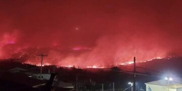 Alldaynews.gr Συγκλονιστική εικόνα από τη φωτιά που απειλεί πέντε χωριά