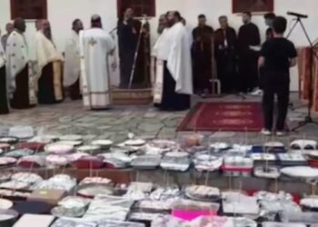 Γιορτή του Αγίου Φανουρίου: Αμέτρητες φανουρόπιτες «πλημμύρισαν» τις εκκλησίες – Βίντεο από το πλήθος των πιστών