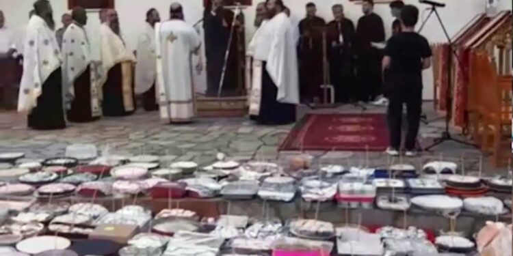 Alldaynews.gr Γιορτή του Αγίου Φανουρίου: Αμέτρητες φανουρόπιτες «πλημμύρισαν» τις εκκλησίες – Βίντεο από το πλήθος των πιστών