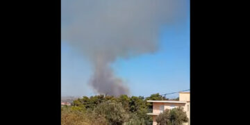 Alldaynews.gr Φωτιά τώρα σε προαύλιο εταιρείας κοντά σε σπίτια – Σηκώθηκαν και εναέρια μέσα