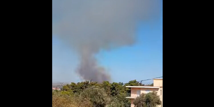 Alldaynews.gr Φωτιά τώρα σε προαύλιο εταιρείας κοντά σε σπίτια – Σηκώθηκαν και εναέρια μέσα