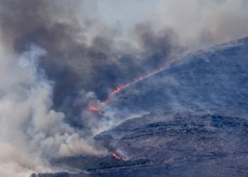 ΕΚΤΟΣ ΕΛΕΓΧΟΥ Η ΦΩΤΙΑ: ΟΛΟΝΥΧΤΙΑ ΜΑΧΗ ΜΕ ΤΙΣ ΦΛΟΓΕΣ – ΣΥΝΑΓΕΡΜΟΣ ΣΤΗΝ ΠΥΡΟΣΒΕΣΤΙΚΗ