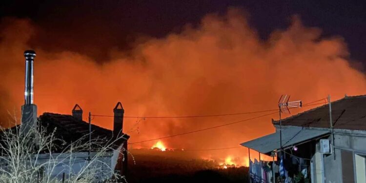 Φωτιά στην Αιτωλοακαρνανία: Πύρινος εφιάλτης στη Σταμνά – Χτυπούν καμπάνες – ΒΙΝΤΕΟ