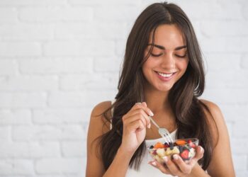 Άνοια – Αλτσχάιμερ: Το Νο1 φρούτο που μειώνει τον κίνδυνο, σύμφωνα με μελέτη – «Η τακτική κατανάλωσή του συνδέεται με πολλαπλά οφέλη για την υγεία»