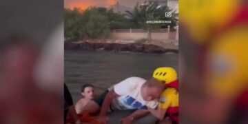 Φωτιά στην Αχαΐα: Η στιγμή που εθελοντές του «Ερυθρού Σταυρού» σώζουν οικογένειες με διασωστική λέμβο