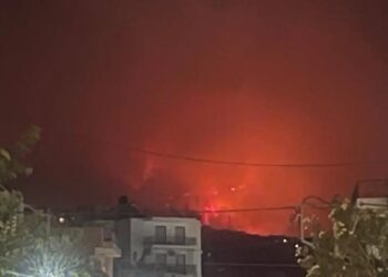 Alldaynews.gr ΟΛΟΝΥΧΤΙΑ ΜΑΧΗ ΓΙΑ ΝΑ ΜΗΝ ΠΕΡΑΣΟΥΝ ΟΙ ΦΛΟΓΕΣ ΣΤΗΝ ΠΟΛΗ – ΔΥΟ ΤΑ ΠΥΡΙΝΑ ΜΕΤΩΠΑ – ΦΟΒΟΙ ΓΙΑ ΑΝΑΖΟΠΥΡΩΣΕΙΣ