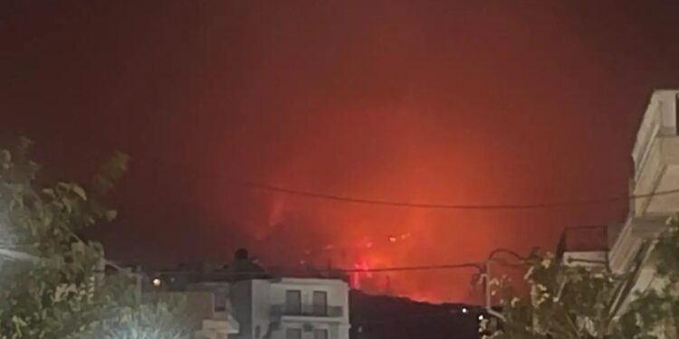 Alldaynews.gr ΟΛΟΝΥΧΤΙΑ ΜΑΧΗ ΓΙΑ ΝΑ ΜΗΝ ΠΕΡΑΣΟΥΝ ΟΙ ΦΛΟΓΕΣ ΣΤΗΝ ΠΟΛΗ – ΔΥΟ ΤΑ ΠΥΡΙΝΑ ΜΕΤΩΠΑ – ΦΟΒΟΙ ΓΙΑ ΑΝΑΖΟΠΥΡΩΣΕΙΣ